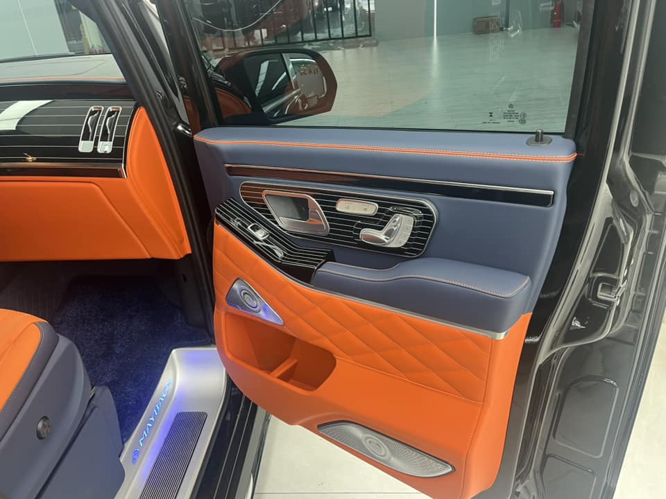 Mercedes-Maybach GLS door panel with quilted leather